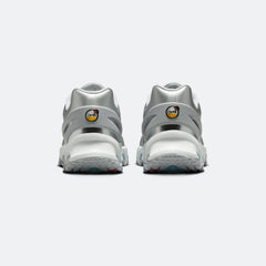W Nike DN8 "Metallic Silver"